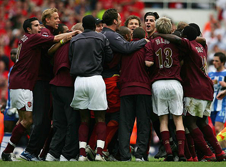 网友在梅西夜访诺坎普时偶遇他，梅西还向镜头打了招呼