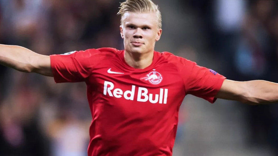 足球意大利名将宣布退役，时代落幕（意大利足坛传奇宣布挂靴，一个时代谢幕）